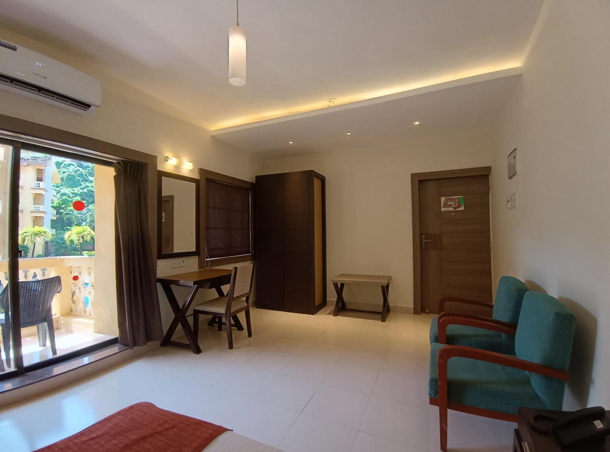 Golden Landmark Green Valley Beach Resort Dona Paula Exterior foto
